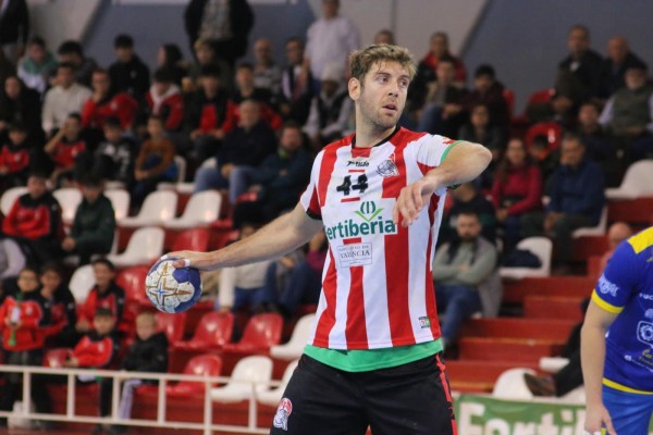 El Fertiberia renueva por una temporada a otro de sus capitanes, Vicente Poveda