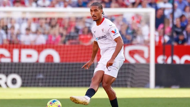 El Sevilla pagará doce millones por Badé, que firmará por cuatro temporadas
