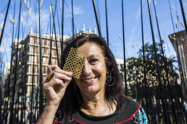 Intramurs 'planta' la primera instalación artística no religiosa de la Plaza de la Virgen