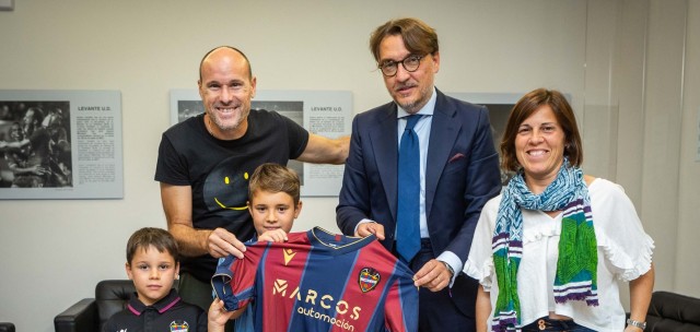 El Levante homenajea a Mateu Lahoz