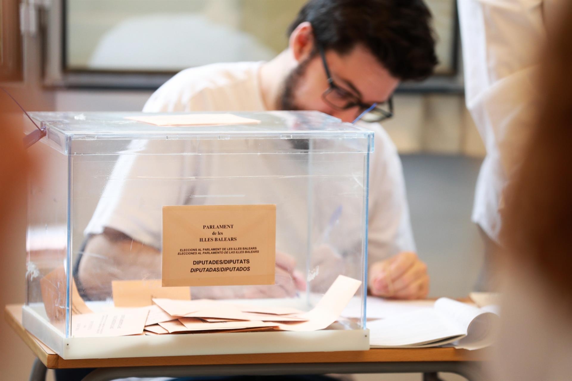 Una urna con papeletas electorales, a 28 de mayo de 2023. - Foto: Tomàs Moyà - Europa Press  - 