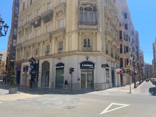 Los salones de uñas 'toman' el centro: el antiguo local de Tous en la Puerta del Sol ya tiene inquilino
