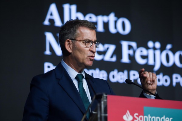  Feijóo llevará a su programa la educación gratuita de 0 a 3 años y reducir la brecha salarial tras la maternidad