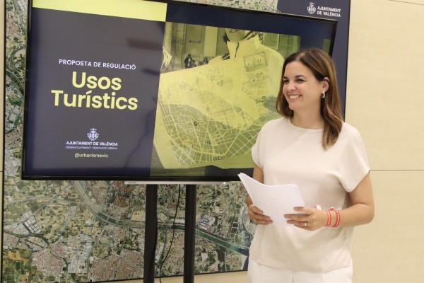 Gómez propone una modificación urbanística para impedir la saturación turística en los barrios