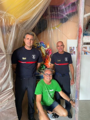 Los bomberos supervisan la estructura de la Hoguera Oficial para controlar su 'plantà'