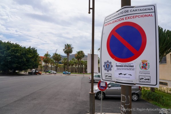 La instalación del Rock Imperium limita el estacionamiento de vehículos en las zonas aledañas al parque de la Cuesta del Batel hasta final de mes