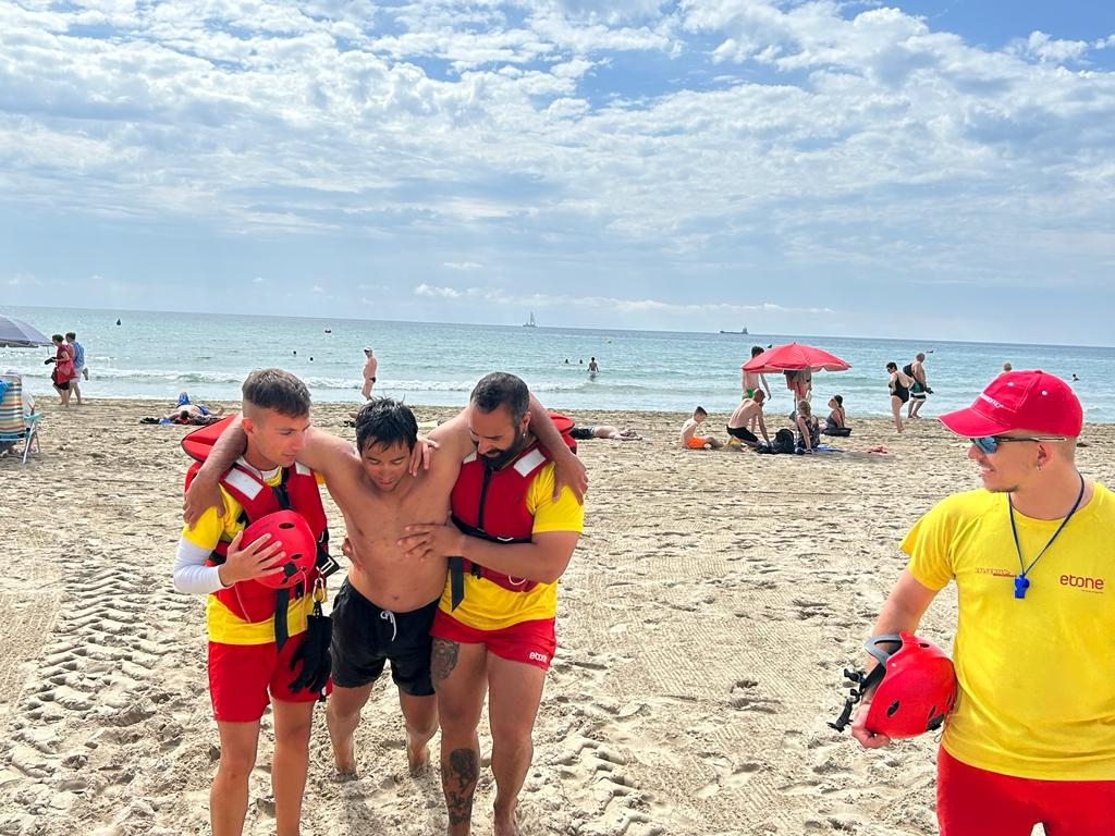 Un momento del simulacro del servicio de salvamento en playas de Alicante. - 