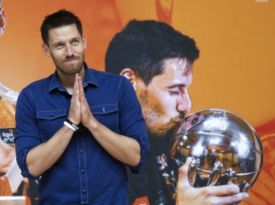 Valencia Basket homenajea a Van Rossom “corazón, ejemplo y líder” y ya leyenda del club