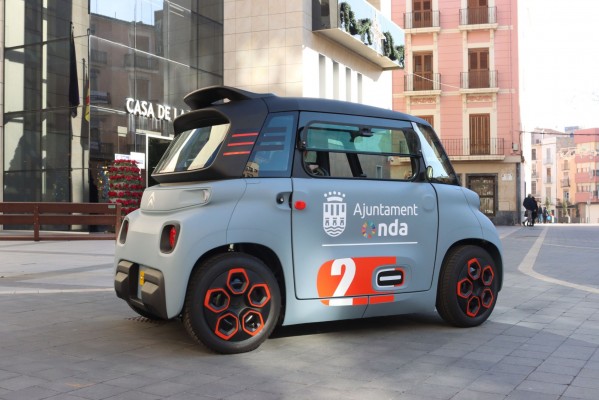 Onda instala los siete postes de recarga de coches eléctricos ocho años antes de lo previsto