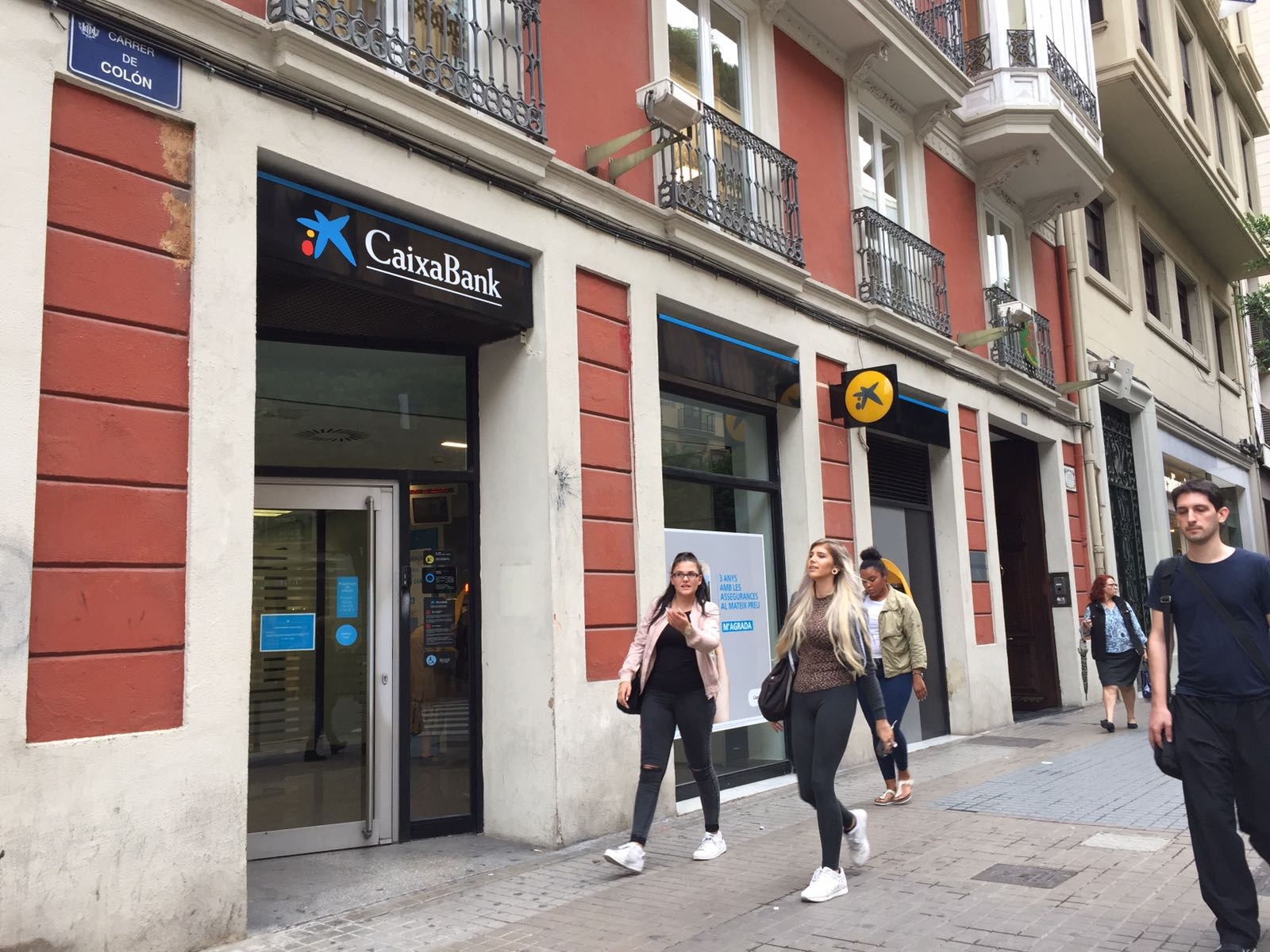 Oficina de Caixabank en la calle Colón, ya sin el rótulo del Banco de Valencia. Foto: X.M. - 