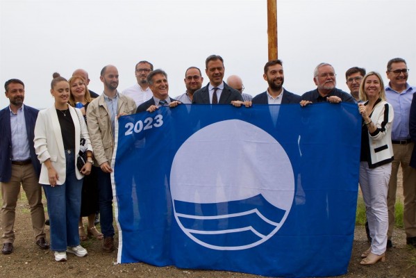 Las 34 banderas azules de playas y puertos de la Región ya están en manos de los municipios