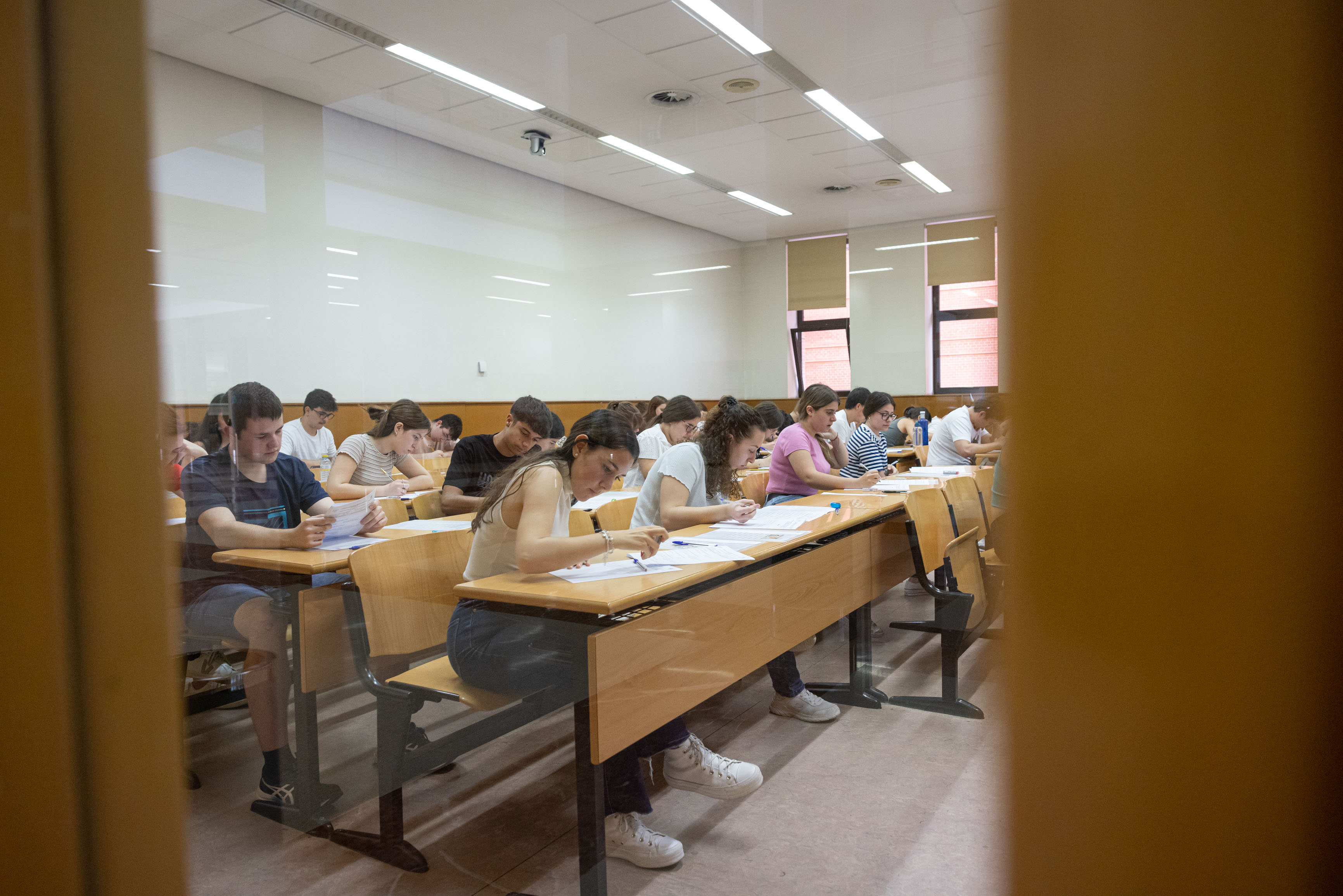 Varios estudiantes, durante las pruebas de acceso a la universidad este martes en la UJI. Foto: DAMIÁN LLORENS - 