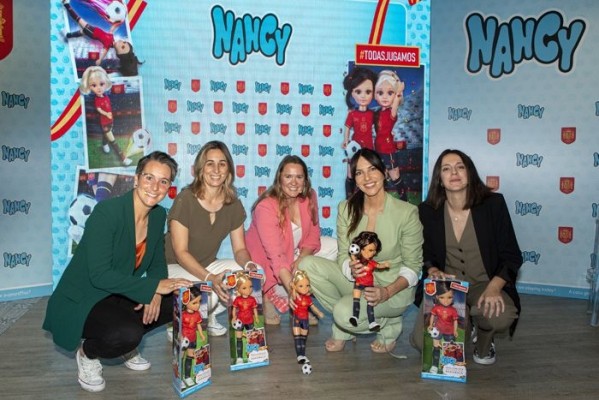 Famosa presenta ‘Nancy, Un Día con la Selección Española’, una edición especial para apoyar a la selección española de fútbol femenino
