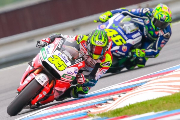 Crutchlow se convierte en la primera referencia bajo la cortina de agua