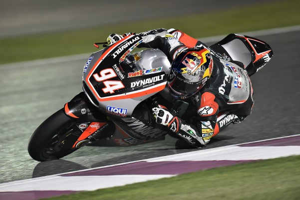 Jonas Folger se impone bajo el diluvio