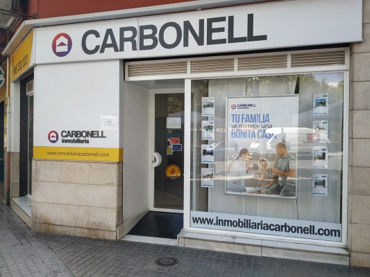 La histórica Inmobiliaria Carbonell de Alcoy quiebra y busca comprador para el negocio