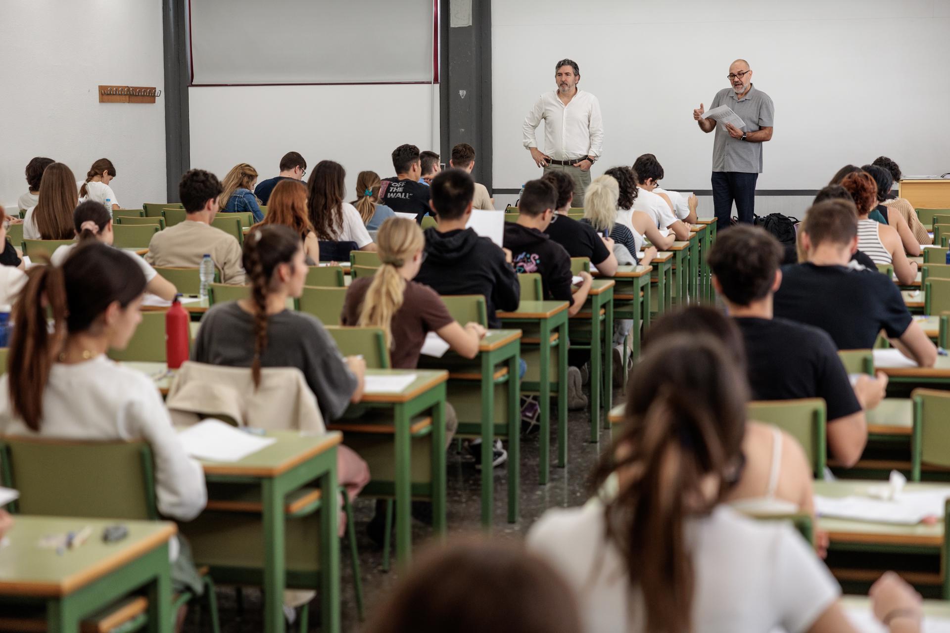 Estudiantes valencianos este martes en la convocatoria ordinaria de las PAU. Foto: EFE/BIEL ALIÑO - 