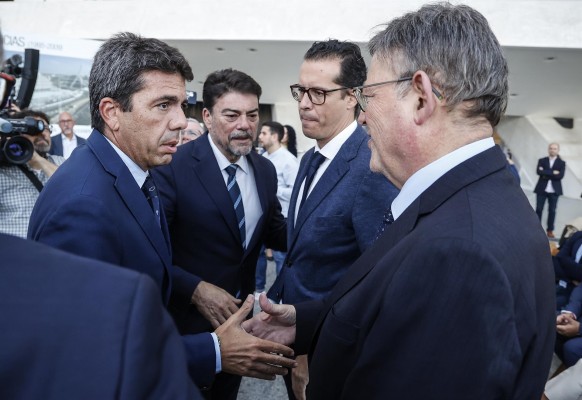 El PSPV manda a tres diputados a la cita con Mazón y Puig le ofrece reunirse para el traspaso de poderes