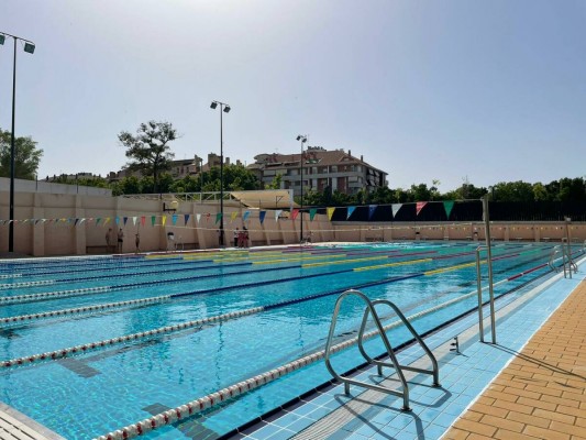Los daños por las lluvias retrasan la apertura de la piscina de Murcia Parque