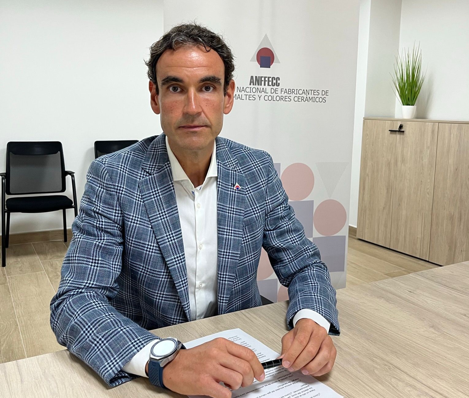 La caída de ventas, el conflicto con Argelia y el retraso en las ayudas ponen en jaque a los esmaltes