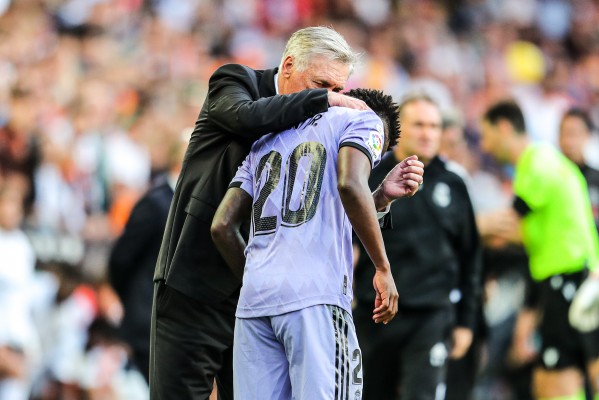 Proponen 5.000€ de multa a tres identificados por insultos racistas a Vinicius en Mestalla
