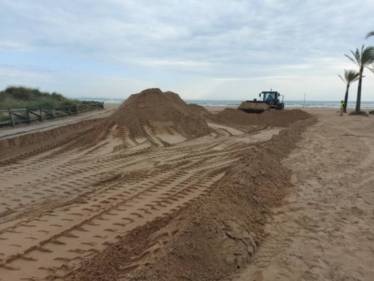 Costas vuelve a extraer arena de la playa de l'Auir (Gandia) en temporada turística   