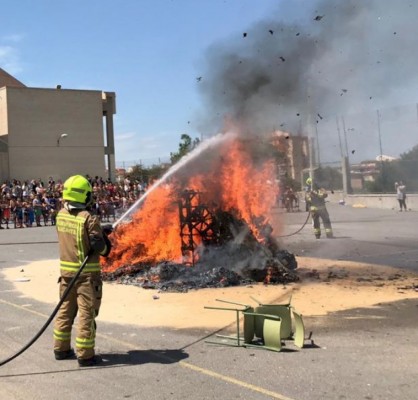 Los bomberos queman 70 hogueras infantiles en centros escolares, sociales, residencias y de mayores