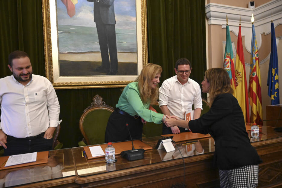 La socialista Marco felicita a la 'popular' Carrasco, con López y Garcia de testigos. Foto: CARLOS PASCUAL - 