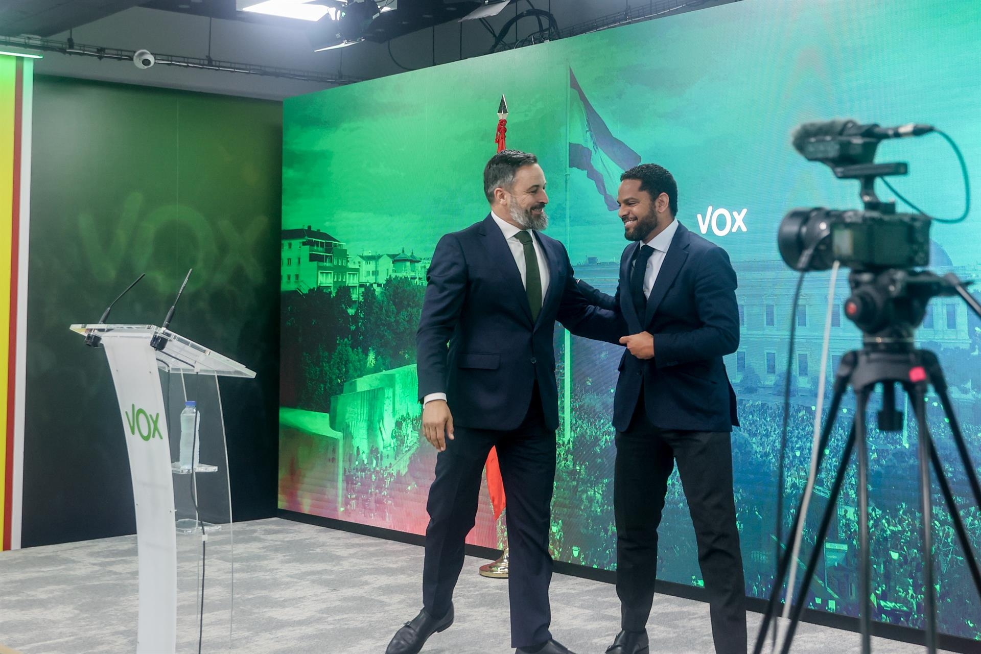 Abascal urge a Feijóo a pactar en las CCAA antes del 23J