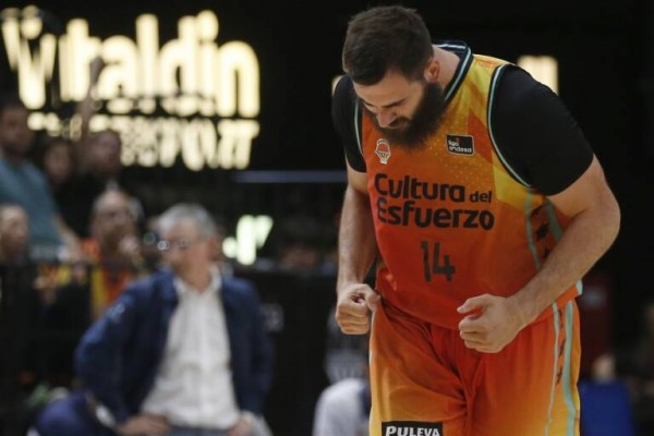 Cinco jugadores acaban contrato con el Valencia, que debe decidir sobre cinco más
