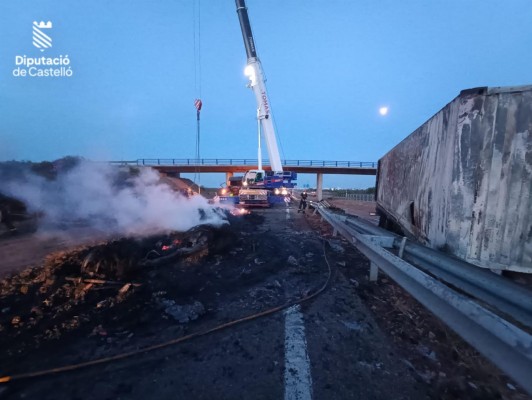 Reabierto al tráfico el carril derecho de la A-7 casi 24 horas después del incendio de dos camiones