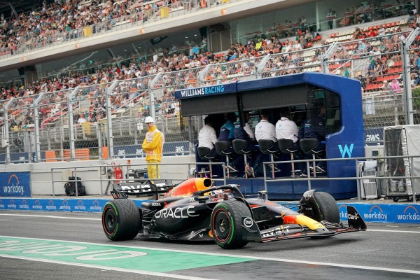 Verstappen hace 'pole' y Sainz le acompañará en primera línea en Montmeló