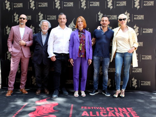 El Festival de Cine de Alicante homenajea a figuras del cine español con el 'Paseo luz de las estrellas'