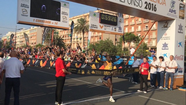 Los kenianos Kibet y Jepchichir se impusieron en el medio maratón de Valencia