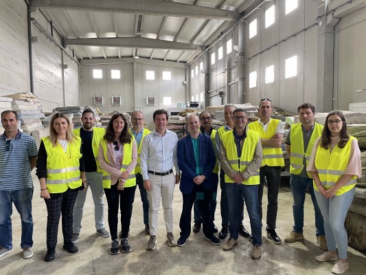 Los consorcios de residuos visitan la nueva planta de EcoAqua para solventar el reciclaje de colchones