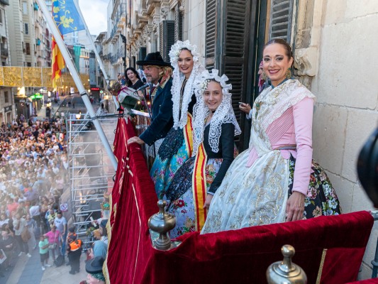 El pregón marca el inicio de les Fogueres y llama a vivir las fiestas 