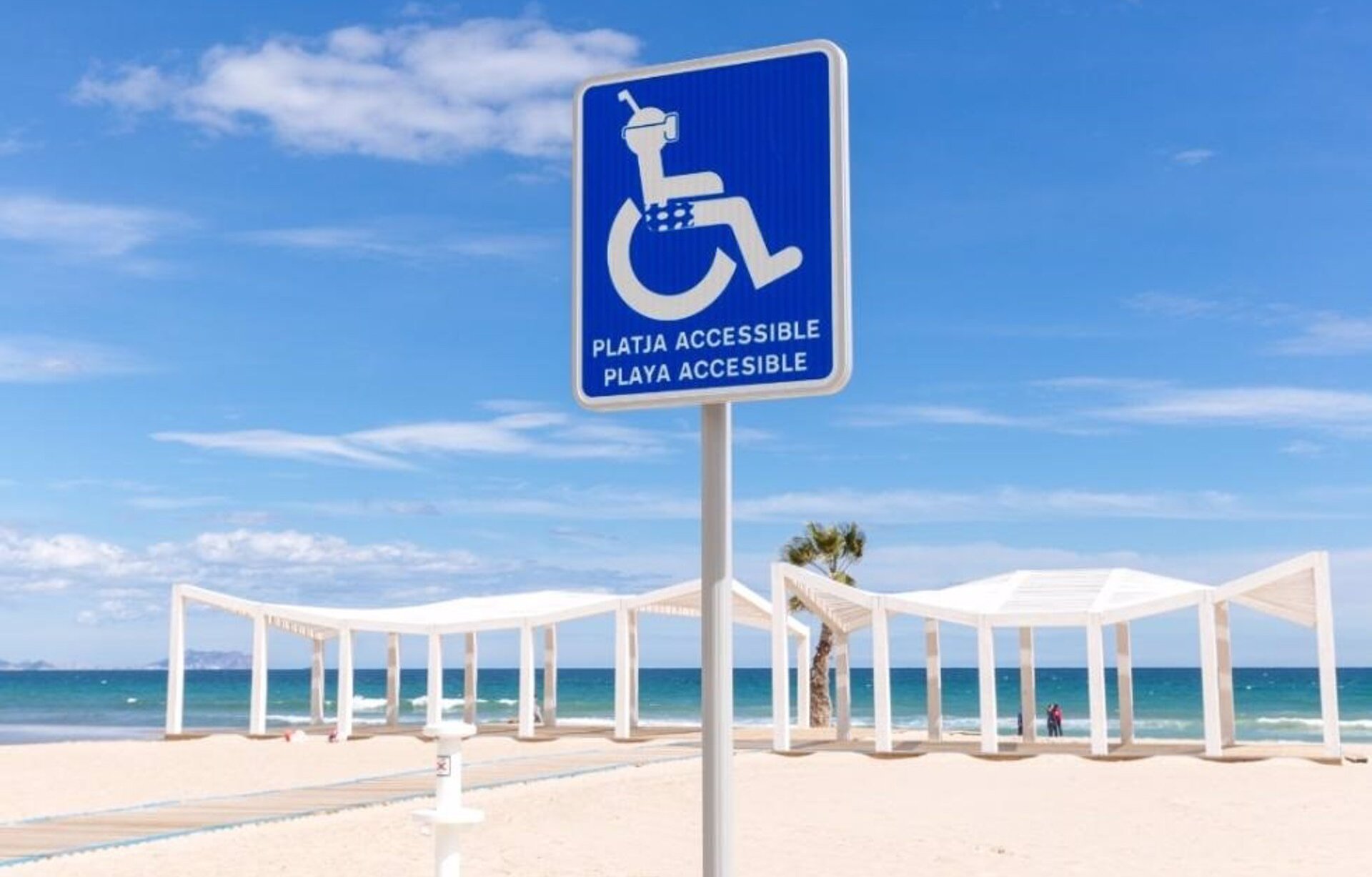 Castellón cuenta con 24 puntos de playas accesibles para personas con discapacidad