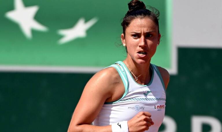 Sorribes pasa a octavos de final por la retirada de Rybakina, cuarta favorita