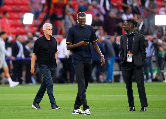 UEFA abre procedimiento contra Mourinho por sus palabras hacia Taylor y al Sevilla por invasión de campo