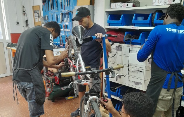 València estrena un Repair Café, un espacio abierto a los vecinos en el que poder reparar bicicletas