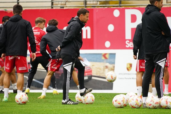 Mario Simón acaba su etapa como entrenador del Real Murcia