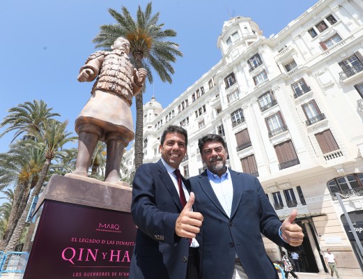 Una figura gigante del Guerrero de Xi'an preside el paseo de la Explanada de Alicante 