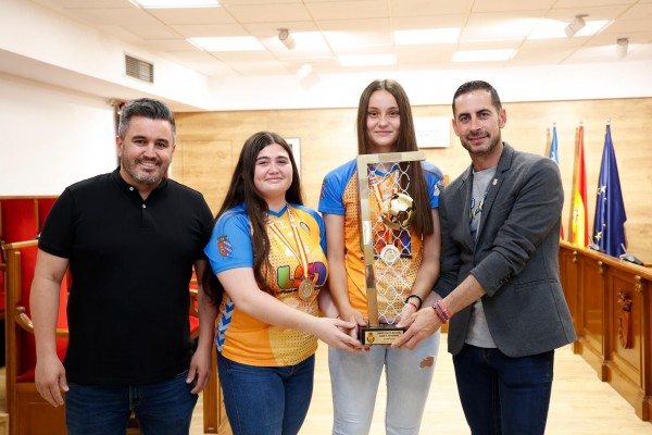 El grupo USA H. Mislata, recibido en el Ayuntamiento de Mislata y la Diputación por su título de campeón de España cadete