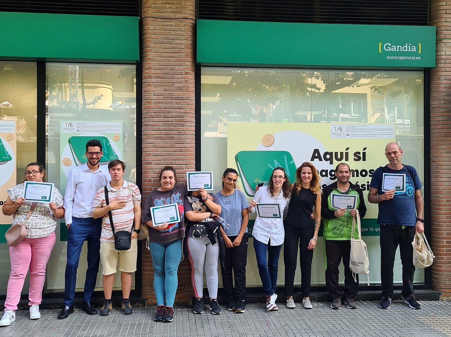 La oficina de Eurocaja Rural en Gandia imparte un taller de economía y finanzas a usuarios de ASMISAF