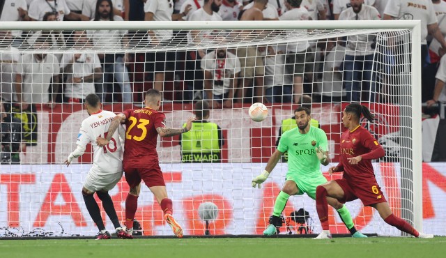 El Sevilla, siete veces campeón de la Liga Europa tras ganar a la Roma en los penaltis