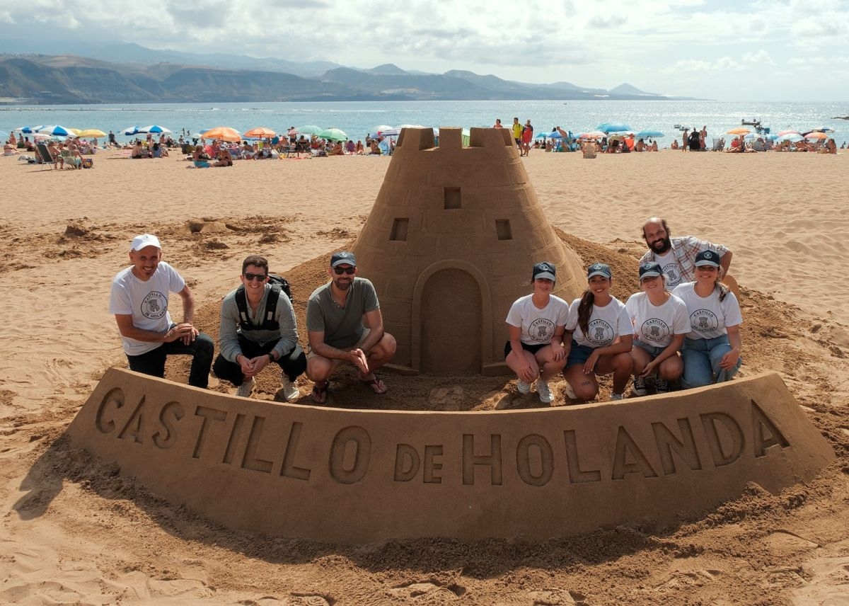 Castillo de Holanda celebra el Día de Canarias en familia en la playa de Las Canteras
