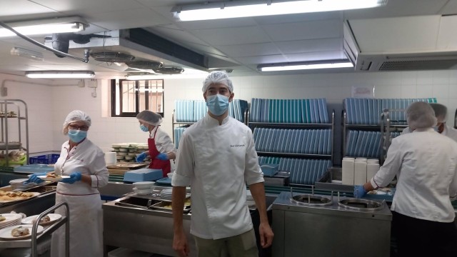 Los pacientes del hospital Morales Meseguer disfrutan de un menú 'Michelin' a cargo del chef Juan Guillamón
