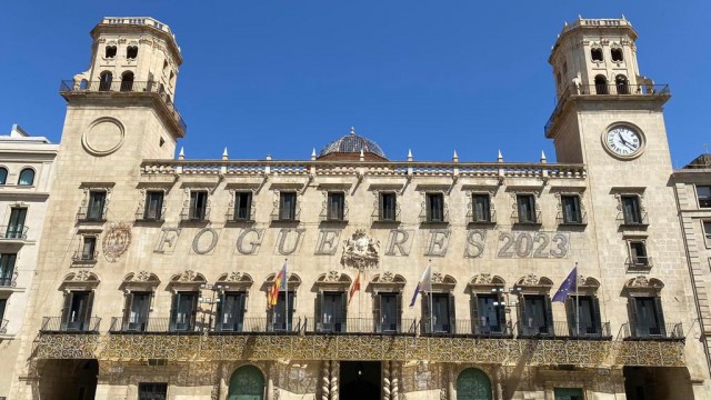 Alicante 'prende la mecha' de les Fogueres con el encendido del alumbrado oficial