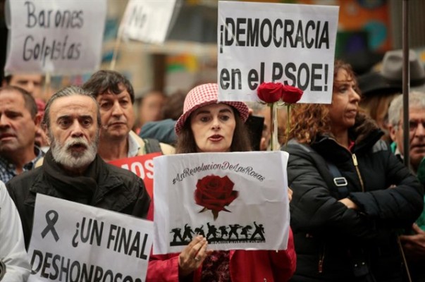 Centenares de personas piden el 'no' a Rajoy ante la sede de Ferraz