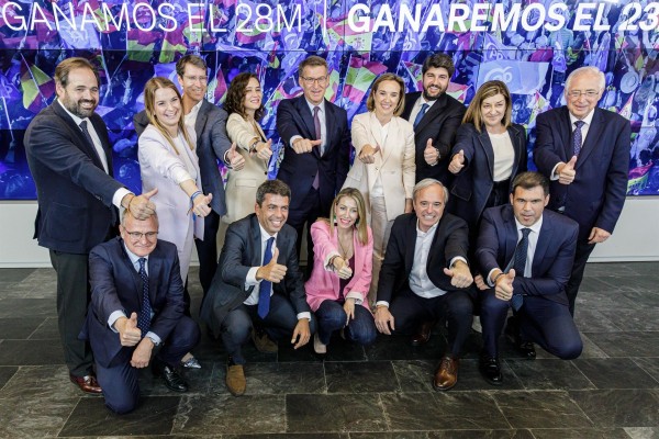 Feijóo da libertad para negociar a sus 'barones', que están dispuestos a ir a la investidura sin Vox